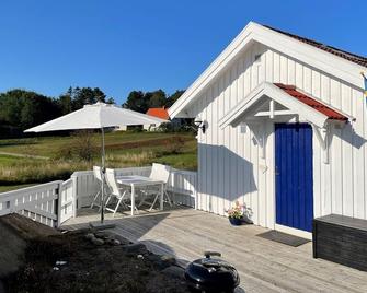 50 m2 well equipped cottage near the sea, Sotekanalen & a unique nature reserve - Kungshamn - Uteplats