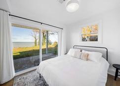 Beautiful Lakefront Home | Sunrise to Sunset Views - Mentor on the Lake - Bedroom