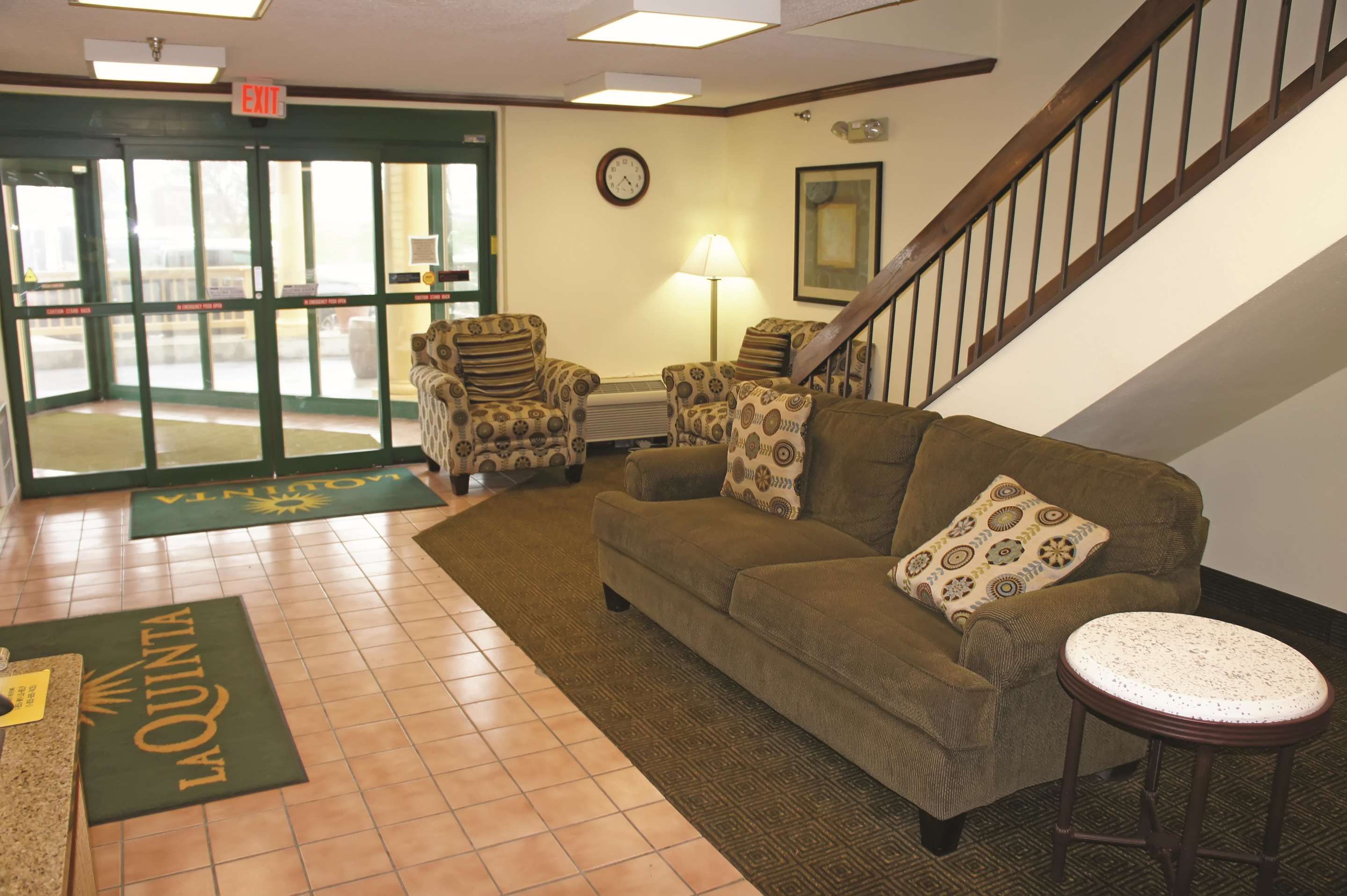 La Quinta Inn by Wyndham Omaha Southwest - אומהה - סלון