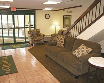 La Quinta Inn by Wyndham Omaha Southwest - אומהה - סלון