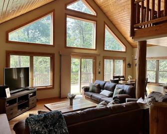 Water view 3 acres, near Dells, Cranberry Fest, firepit, private trails - New Lisbon - Sala de estar