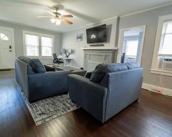 Cedar Brook Manor - Rutgers | Nyc | Jersey Shore - Union County - Extended Stay - Plainfield - Living room