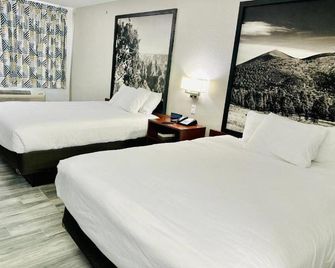 Days Inn & Suites by Wyndham Flagstaff Near University - Flagstaff - Schlafzimmer