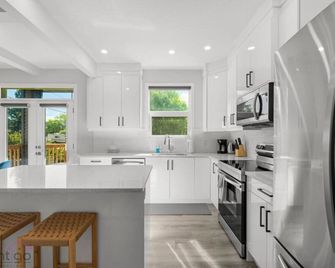 Jungle House, Aircon, Sleeps 8, Near Wem & Dt! - Edmonton - Kitchen