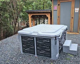 Enclosed deck - Hot tub - Pet Friendly- gas stove - Port Renfrew