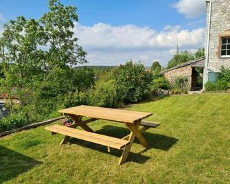 Maison de campagne avec superbe vue panoramique! - Hestrud - Patio
