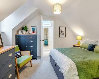 2 bedroom accommodation in Lechlade, The Cotswolds - Lechlade - Bedroom