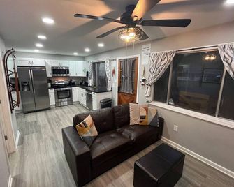 Wally's Cottage - Hawley - Wohnzimmer