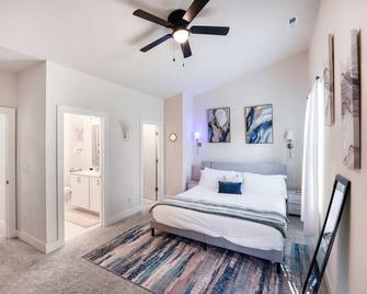 Stylish 3br Home In Clt, Close To Downtown, Airport, Wfh & Parking & Family Friendly & Business Ready - Charlotte - Bedroom