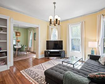 Charming 5-BR, 8 mins to ND, in Museum District - South Bend - Living room