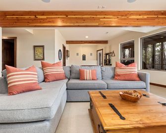 Wintergreen Retreat - bespoke luxury post & beam home on Devils Knob loop - Wintergreen - Sala de estar