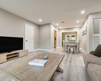 Idyllic Oldsmar Vacation Rental: 1 Mi to Beach! - Oldsmar - Living room