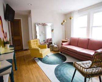 Retro 2 bedroom bungalow in Chicago's Avondale neighborhood - Chicago - Living room
