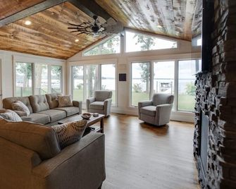 Gull Lake Cabin + Bunkhouse with Sandy Beach & Pontoon/Jet Ski availability! - Nisswa - Sala de estar