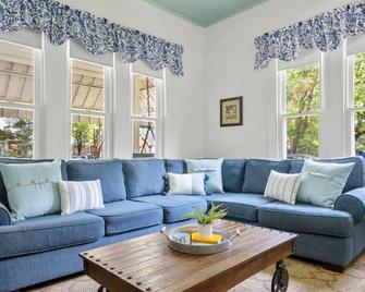 Urban Farmhouse-Sleeps 8 - West Columbia - Living room