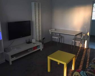 Maddington House Unit C - Perth - Living room