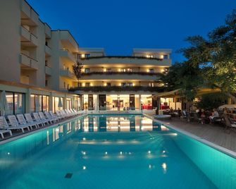 بارك هوتل كرسال - ميسانو ادرياتيكو - حوض السباحة