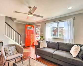 Chic Townhome with Deck 6 Mi to Dtwn Baltimore - Baltimore - Sala de estar