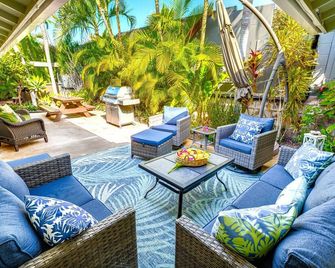 Secluded Hot Tub and Lush Outdoor Spaces - Gorgeous Tropical Oasis - Kīhei - Patio