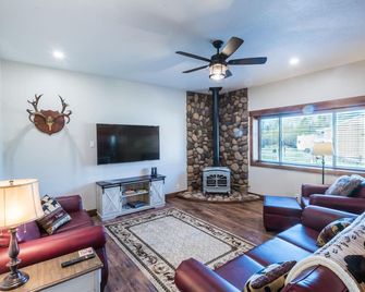 Big Kitchen - Pinedale - Olohuone