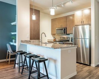 Landing | Spectacular 2bd, Courtyard, Gym - Cleveland - Kitchen