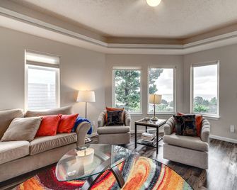 Oceanside Beach Home w/ 180-Degree Views! - Oceanside - Sala de estar