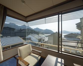 هوتل مياريكيو - هاتسوكايتشي - شرفة