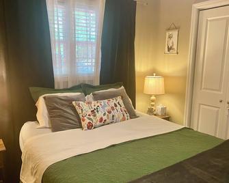 Storybook Cottage on Lay Lake - Sylacauga - Bedroom