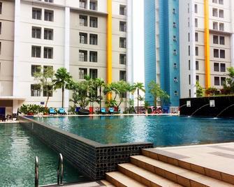 Simply Strategic and Comfy Studio Paramount Skyline Apartment By Travelio - Tangerang - Alberca