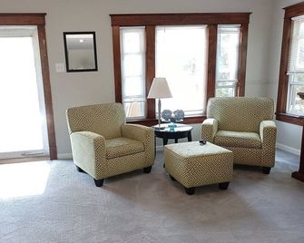 Beautiful and Cozy With 5 Bedrooms - Zion - Living room