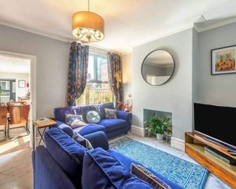 Luxury Lincoln Home - Sleeps 8 - Hot Tub - Pets - Lincoln - Living room