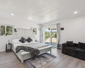 Desert Mountain Escape With Private Hot Tub 5 Bedroom Home - Tehachapi - Bedroom