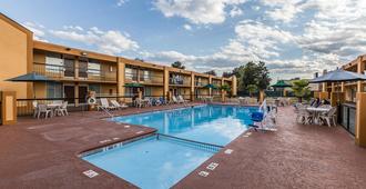 Quality Inn Midtown - Savannah - Pool