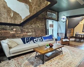 Stylish, Historic Getaway 2 Blocks from Waterfront - Bellefonte - Living room