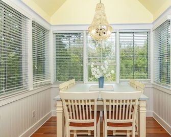 Reverse floor plan cottage with screened in porch. Nature views! - Bald Head Island - Dining room