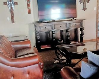 Charming 3-bedroom farmhouse in awesome Eufaula with Wi-Fi, ,boat ramp and dock - Eufaula - Living room