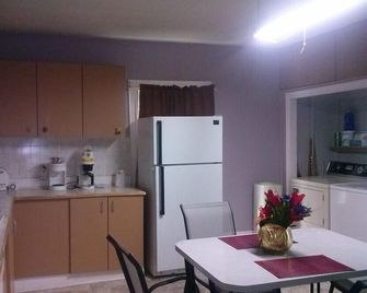 Port Hope Group Vacation Home - Port Hope - Kitchen