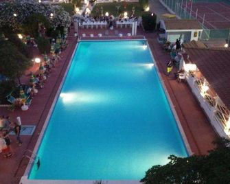 International Resort - Mondragone - Bazén