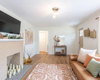 Cozy Cottage by the Clinch River - Clinton - Living room