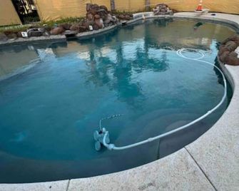 Private Guesthouse Sleeps 10 - Jacuzzi, Ev, Pool, 2 Bath - Tracy - Pool