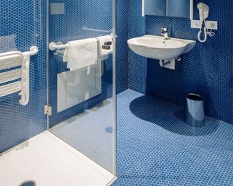 Air Rooms Rome Airport by HelloSky - Fiumicino - Bathroom