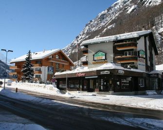 Typically Swiss Hotel Tascherhof - Taesch - Edificio