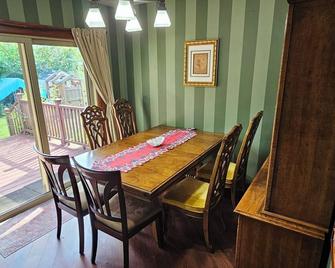 Charming hideaway close to downtown - La Crosse - Dining room