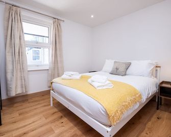 Weeping Willow - Three Tuns Apartments, Pettistree, Wickham Market - by Aldeburgh Coastal Cottages - Woodbridge - Habitación