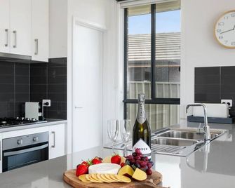Putters Paradise 25-30 Troon Drive - Normanville - Kitchen