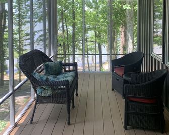 Lake Front Cottage with private sandy beach - Cadiz - Балкон