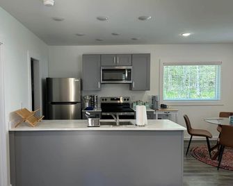 Cozy Trailside 1BR | Walk to Green Front - Farmville - Cocina