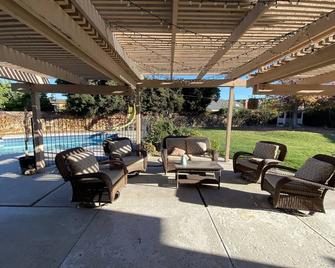 Rare to find house of 5 BR and 4 Bath with big backyard in Fountain Valley. - Fountain Valley - Patio