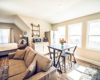 Red Dog Farms Modern Studio Apt - Rocky Point - Living room