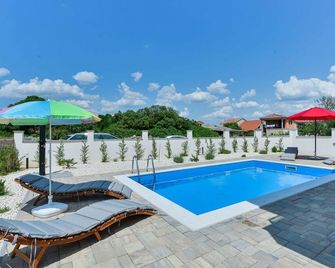 Beautiful villa for 8 guests with private pool, WIFI, A/C, TV, terrace and pets allowed - Vodice - Piscina